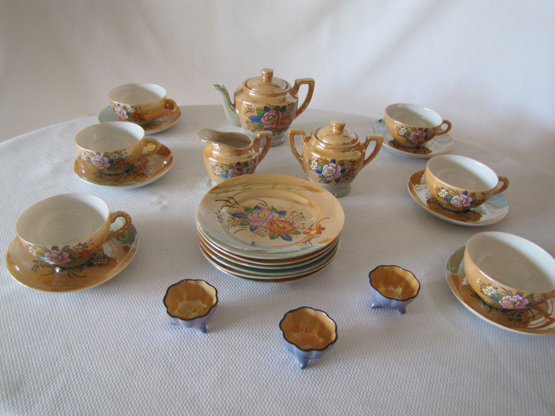 Child's 26 Pc Lustreware Tea Set: Child's 26 Pc Lustreware Tea Set This set includes child size Lustreware: tea pot & lid, creamer & lid, sugar bowl, 5 tea cups, 5 saucers, 3 small dip bowls and 6 cookie/dessert plates. The tea pot me
