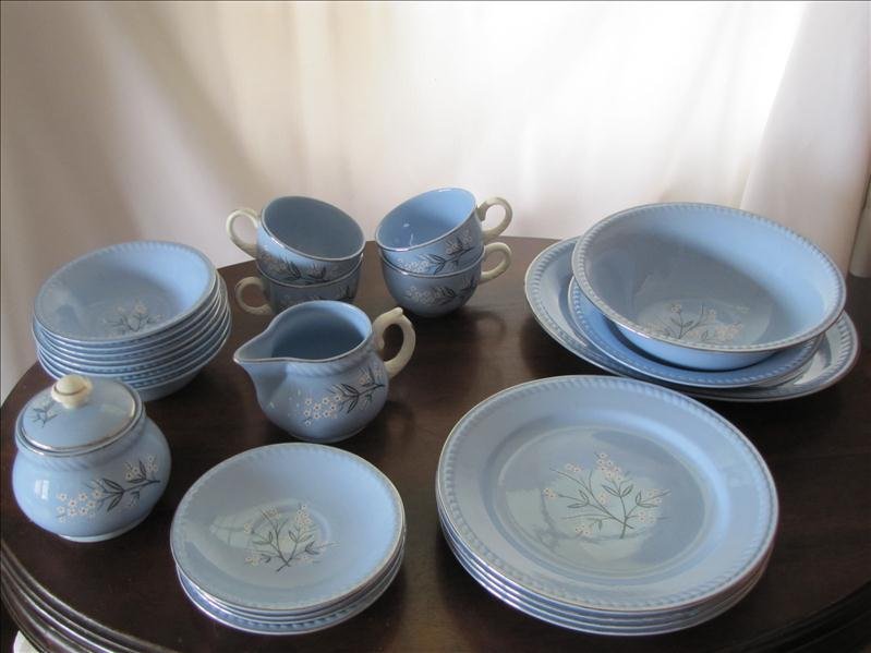 26 Pc Homer Laughlin KRAFT BLUE Dinnerware 1937: 26 Pc Homer Laughlin KRAFT BLUE Dinnerware 1937 Features periwinkle blue color, white flowers, rope edge and platinum trim. Manufacturer Status: Discontinued Actual: 1937. Pattern: KRAFT-BLUE by HOMER