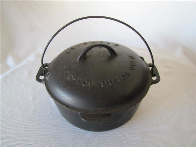 114 1920's Griswold 8 Cast Iron TiteTop Dutch Oven