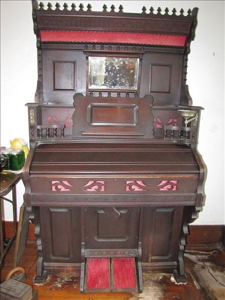 Antique Wutsrhner & Son Parlor Organ: Antique Wutsrhner & Son Parlor Organ This is an antique air pump organ. This was built by Wutsrhner & Son, Indianapolis, IN. This is a fully functioning foot pump organ. This has the movable arm lamp
