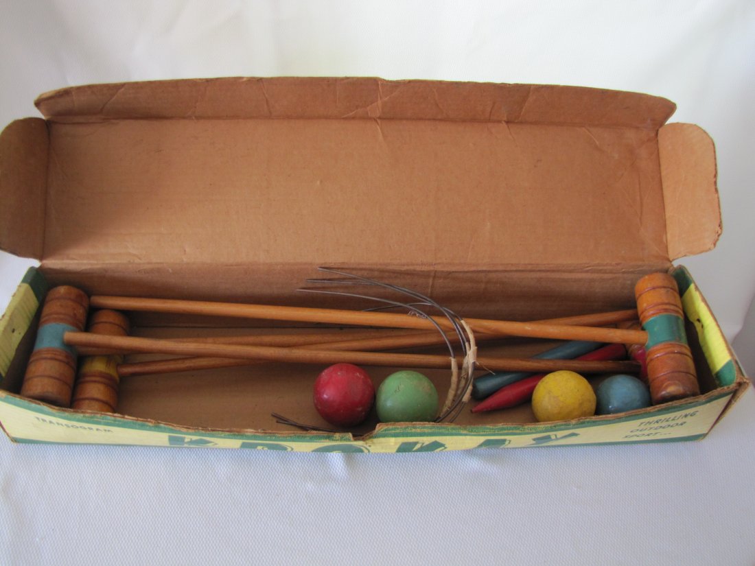 Vintage croquet set complete - Krokay: Vintage croquet - Krokay Set Complete This set was made by Transogram. this includes 4 colored mallets, 4 colored balls, 4 wire arches and 2 wooden pins. The bottom of the box has set up display.