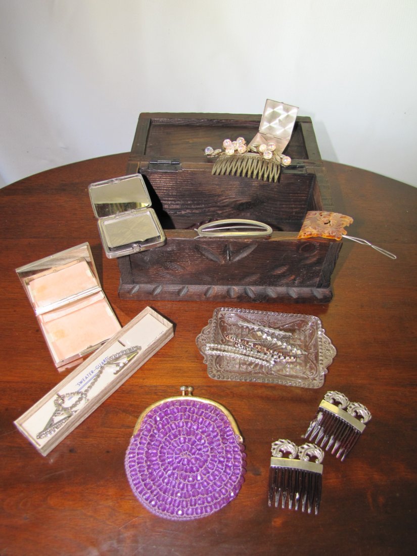 Vintage Hair Clips & Compacts: Vintage Hair Clips & Compacts This includes: 13 assorted hair clips/barettes, some are metal with rhinestones, 3 compacts/trinket boxes, one is marked New York City, sweater guard clips, one glass tra