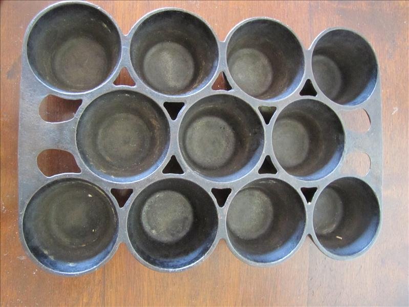 Griswold No 10 Muffin Pan: Griswold No 10 Muffin Pan This is marked Griswold, USA No 10, 948A, Erie PA. This is cast iron and has 11 muffins holes. This measures 11.25" x 7.5".