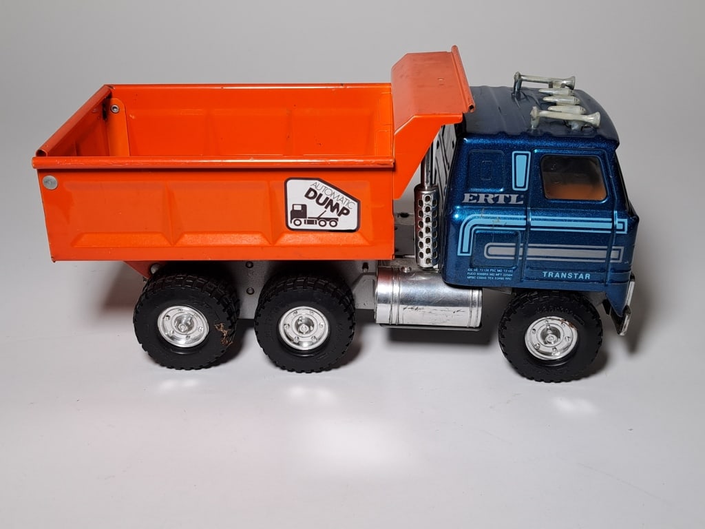Ertl Automatic Dump Truck (1 of 8)