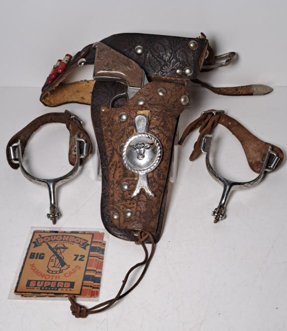 Roy Rogers Cap Gun, Holster, Spurs, Caps: Roy Rogers cap gun, gun functions properly, single holster, unmarked holster has wear, unmarked spurs with leather strap, Mammoth caps, see photos.