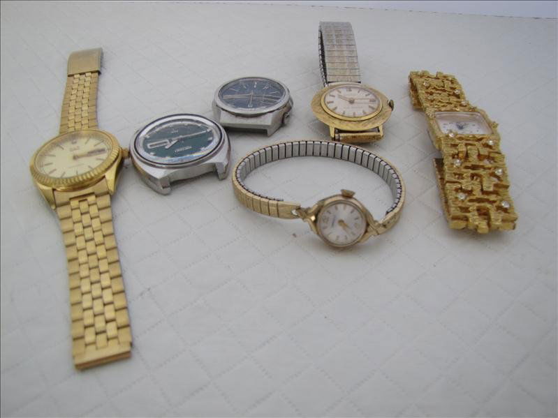 Assorted Watches: Assorted Watches Bulova Accutron, Oris, Caravelle womans watch, Seiko Automatic DX 17 Jewel watch, Q&Q Automatic, Benrus watch. A lot of watches. Not all of the watches have bands.