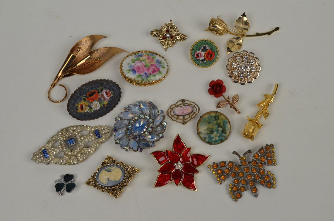 Lot of pins and brooches: Large lot of 17 pins and brooches. Many designer signed including Limoges, Coro, and Gerrys. Rinestone brooches, gold toned, and cameo.