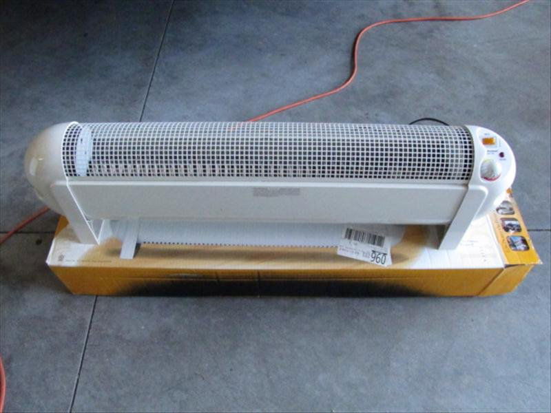 Low Profile Lakewood Electric Heater: Low Profile Lakewood Electric Heater A Lakewood model 750 low profile, oil filled heater. Powerful dual 900/1500 wattage. Adjustable thermostat. Still with the box. Very good condition. Like new.