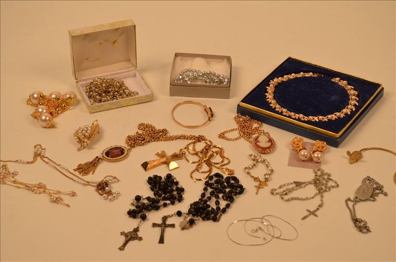 Assorted Costume Jewelry: Assorted Costume Jewelry This lot consists of assorted jewelry including necklaces, a choker, necklaces with pendants, a Lisner broach, Monet chain, bracelet, several pieces of Avon, and a sterling si