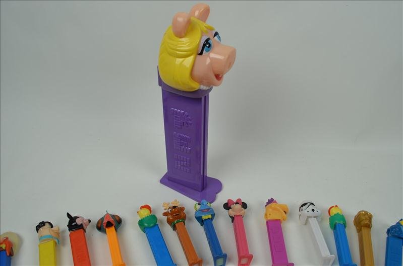 Large Lot of Pez Dispenser Toy Figures: Large Lot of Pez Dispenser Toy Figures (48) Assorted pez dispensers and related items. This lot includes many notorious cartoon and science fiction characters. Some include: Smurfs, flint stones, Disn