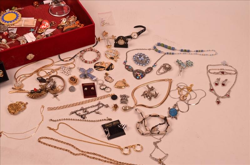 Large Lot Costume Jewelry: Large lot of Costume Jewelry Designer costume jewelry. Brooches, rhinestone necklace, pendants, earrings, bracelets, necklaces, a locket, and more. This is a very extensive lot of numerous pieces of c