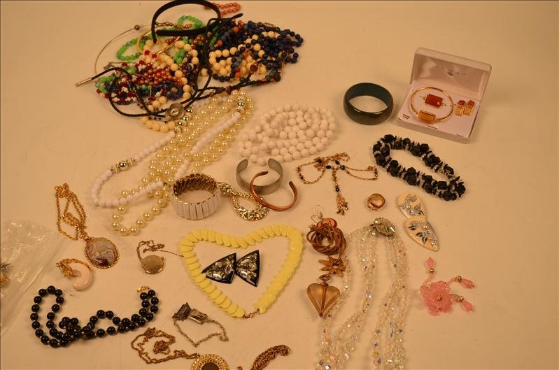 Large Lot of Costume Jewelry: Large Lot of Costume Jewelry Necklaces, faux pearl, rhinestone, crystal, natural stone pendant and earring set, 1906 Indian head penny necklace, a locket, onyx, bracelets, cuff bracelets, earrings and