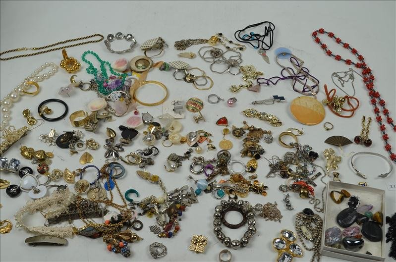 Costume Jewelry: Costume Jewelry Tons of costume jewelry with earrings, necklaces, chains, pins, brooches, rings, bracelets, beads, pieces, and much more. A very large lot of fine costume jewelry.