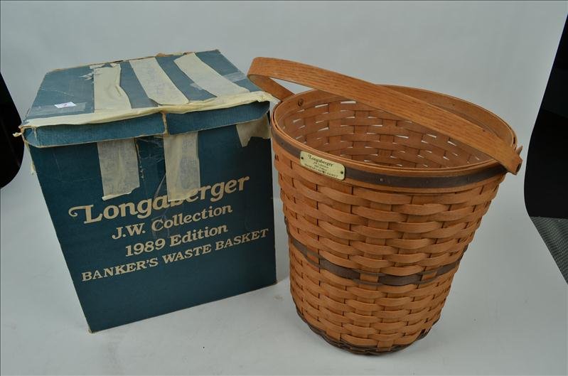 1989 Bankers waste Basket: 1989 Bankers waste Basket Comes with original box. Box is heavily damaged. Same as previous lot. This waste basket has the charcoal colored weave in it. Good condition.