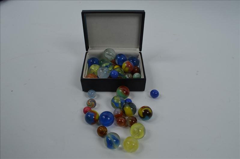 Marbles Lot / Machine and Hand Made: Marbles Lot / Machine and Hand Made Offered is a nice lot of mostly machine made marbles. There is one latticino swirl and a decent bennington.