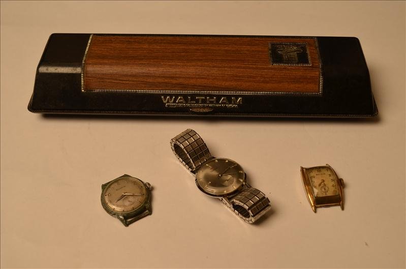 Lot of Assorted Watches: Lot of Assorted Watches A Walthum, 2 Bulovas without the bands, and a Walthum box. Lot of wrist watches.