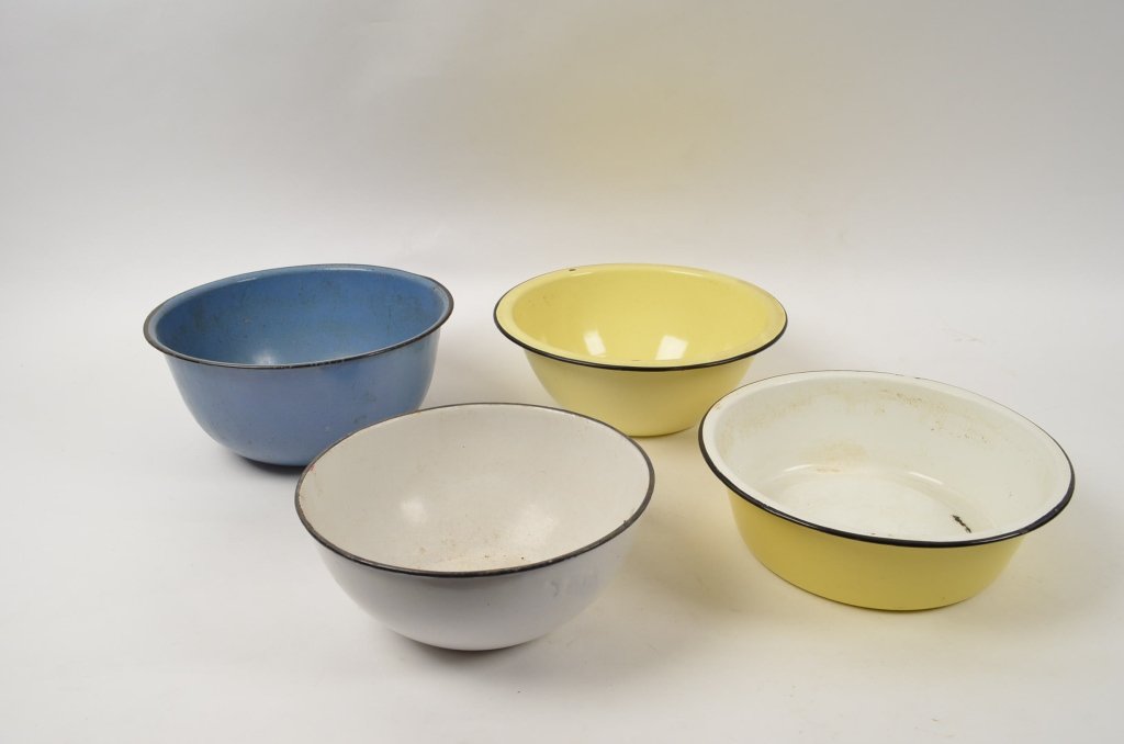 4 Vintage Granite Ware Bowls: One blue, 2 yellow, and one white finish mixing bowls. Condition indicative of heavy use. Smallest bowl measures 9.75" diameter. Largest bowl measures 12" in diameter.