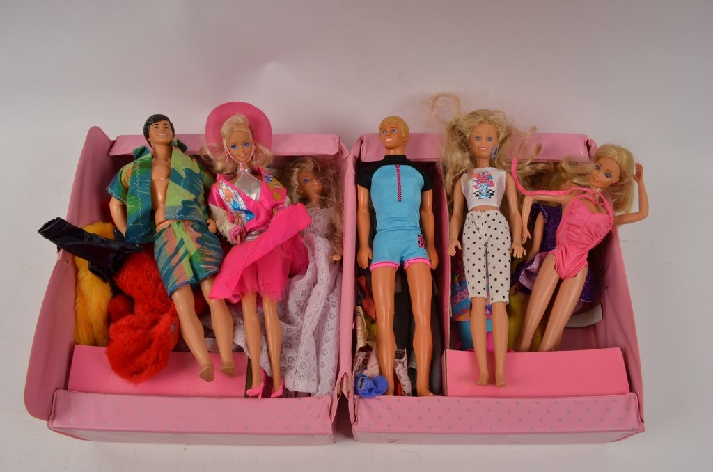 Barbie Doll Dressing Room w/ Extra Dolls: Offered is a Barbie doll dressing room with wardrobe attire and 10 dolls. 7 Barbie dolls and 3 Ken dolls are included in this lot.