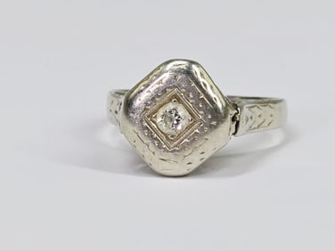 2.60 Grams 14KT White Gold Antique Ring w/ Diamond