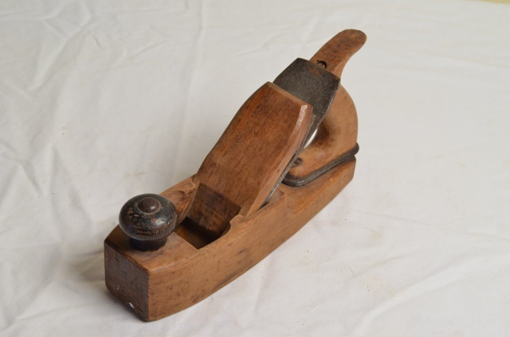 Keen Kutter Wood Plane w/ Saw Blade Logo: Rare saw blade logo marking on the plane. The overall length is 10.25". Very early Keen Kutter tool. Great vintage condition.