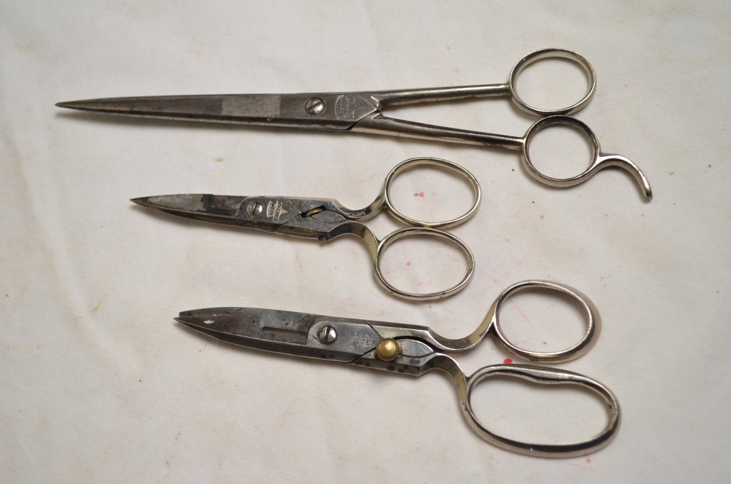 3 Simmons Hardware Keen Kutter Scissors: 3 Simmons Hardware Keen Kutter scissors. One pair has brass knob and an old Keen Kutter logo, one set is barber scissors.