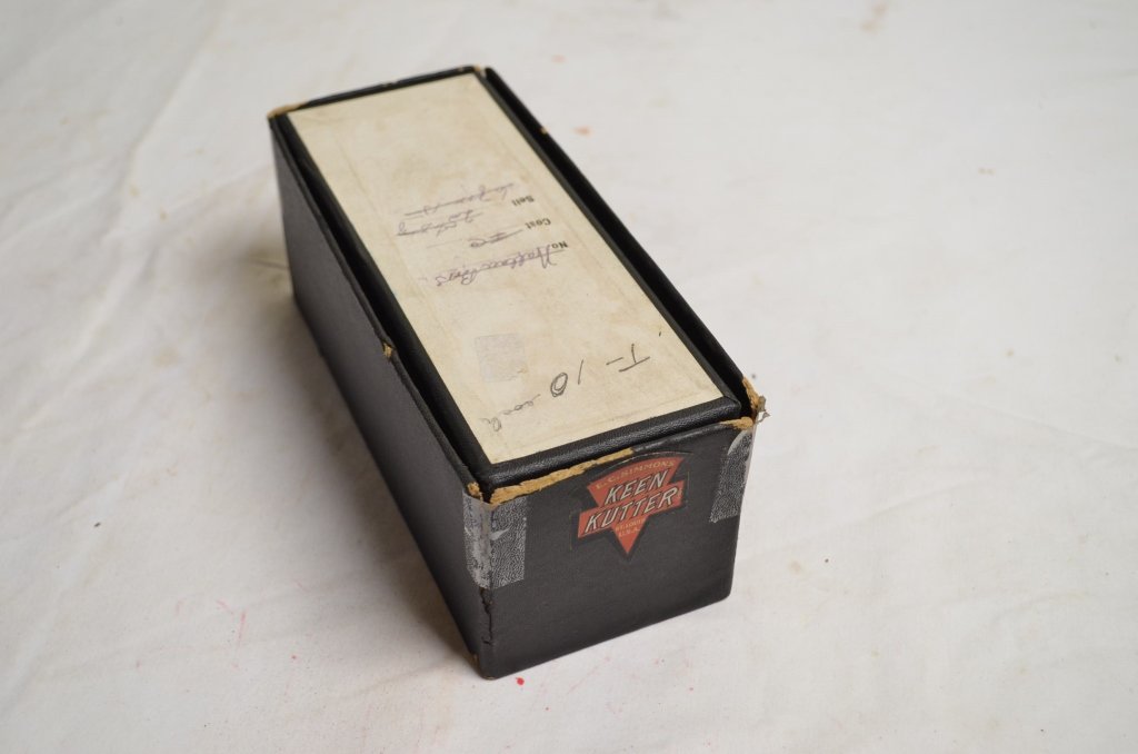 Keen Kutter Pocket Knife Box / Display Box: Overall length 7 1/2", width 3", height 2 3/4". Box corners have edge split and has been tapped on the corners. Lid has the green velvet with the Keen Kutter pin.