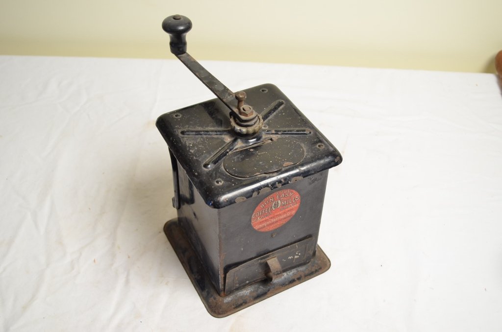 Simmons Keen Kutter Run Easy Coffee Mill: Simmons Keen Kutter Run Easy No. 400 coffee mill. Original Simmons decal on the front. All original paint. Handles are intact.