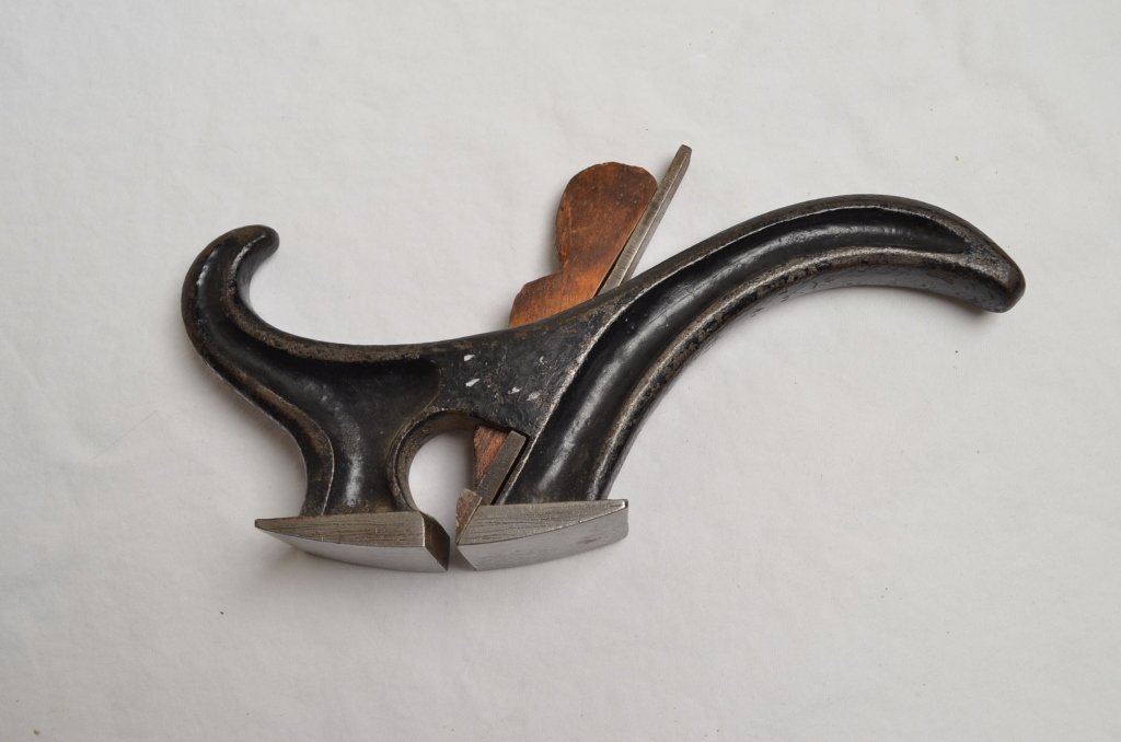 Squirrel Tail Radius Plane: Cast iron squirrel tail radius plane. Overall length 7.25". Base width is approximately 1 3/8" Unmarked. Title was edited 4-27-13. "KK" was taken out of the title. This plane is unmarked and does NOT 