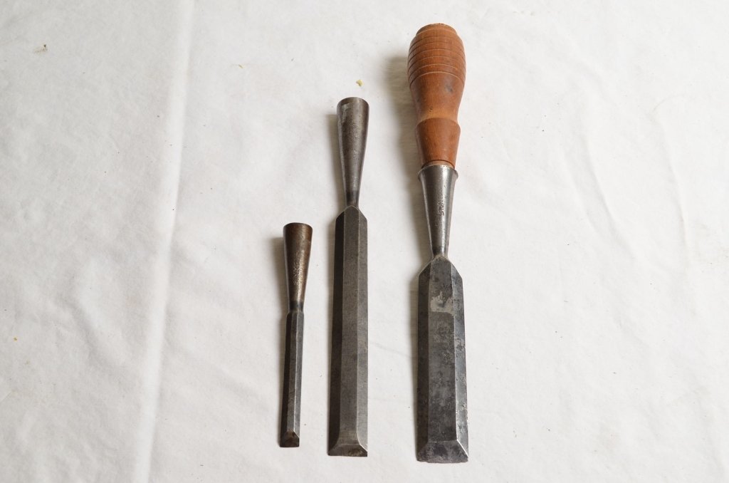 E.C. Simmons Set of Chisels: Two without handles. All bear the E.C. Simmons Hardware marking. Vintage tool collectibe.