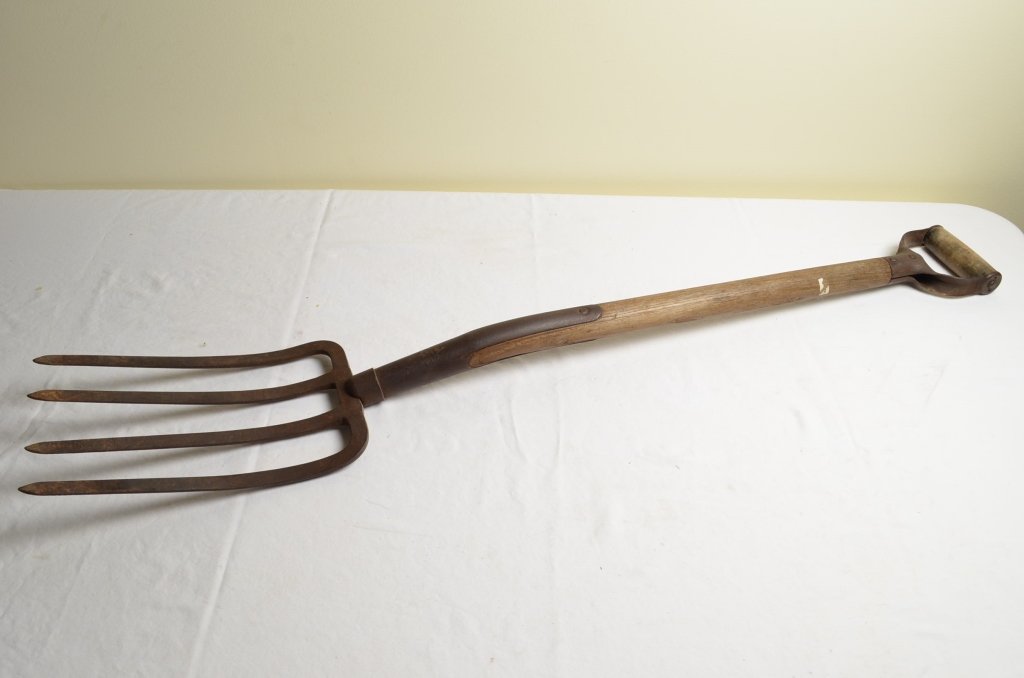 E.C Simmons Keen Kutter Spading Fork: Fork has good solid handle. Good tines. Logo on head of the shaft.