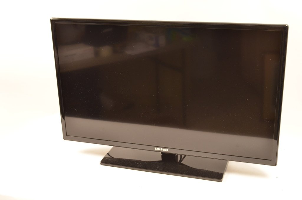Samsung 32" Flat screen TV: Contact Pak Mail (260) 637-4809 for shipping quote prior to bidding. This is Samsung 32" flat screen TV. With AV hookups and HDMI hookups. Model No. UN32EH4000F, Serial No. Z4MR3CGC6111539.N