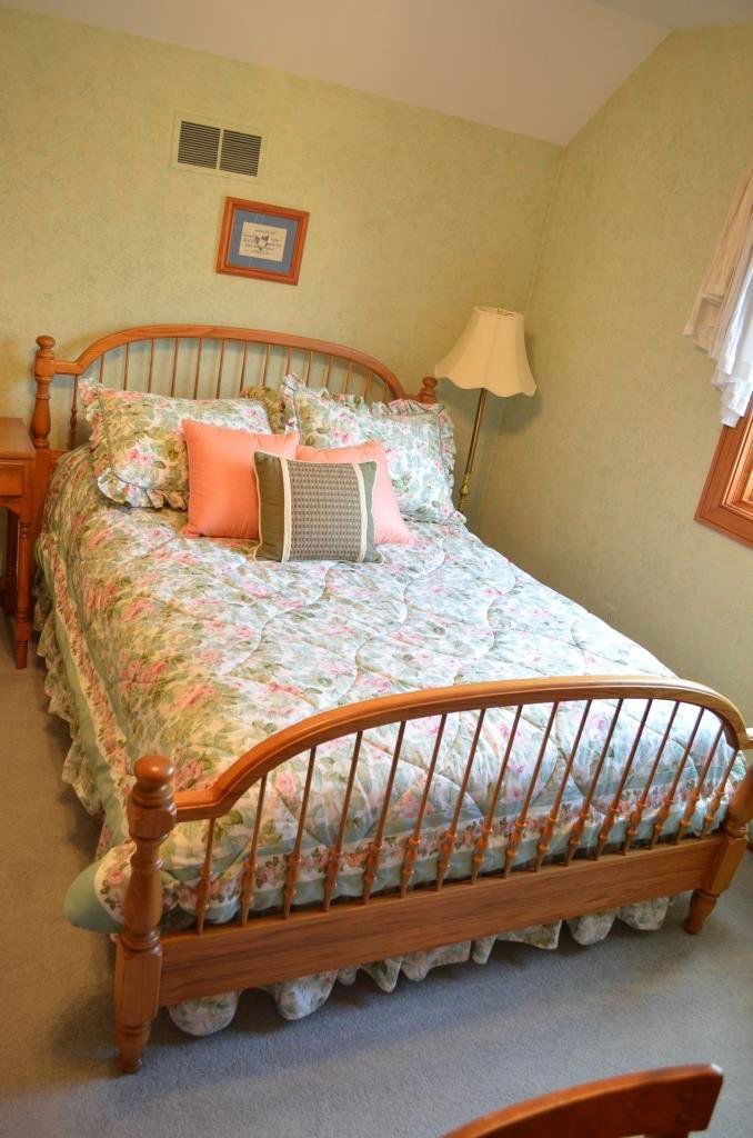 Oak Full Size Spindle Bed W/ Bedding: Oak construction bed has spindle head board and foot board. Come complete with bedding. Serta quilted top mattress. Bedding includes: pillow shams, dust ruffle, throw pillows, sheets, and pillows. Box