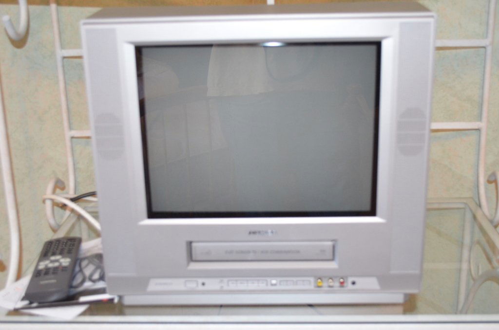 Toshiba Flat Screen TV VCR Combo W/ Remote: Toshiba TV screen is 14". Model No. MV14FM4. Comes with remote.