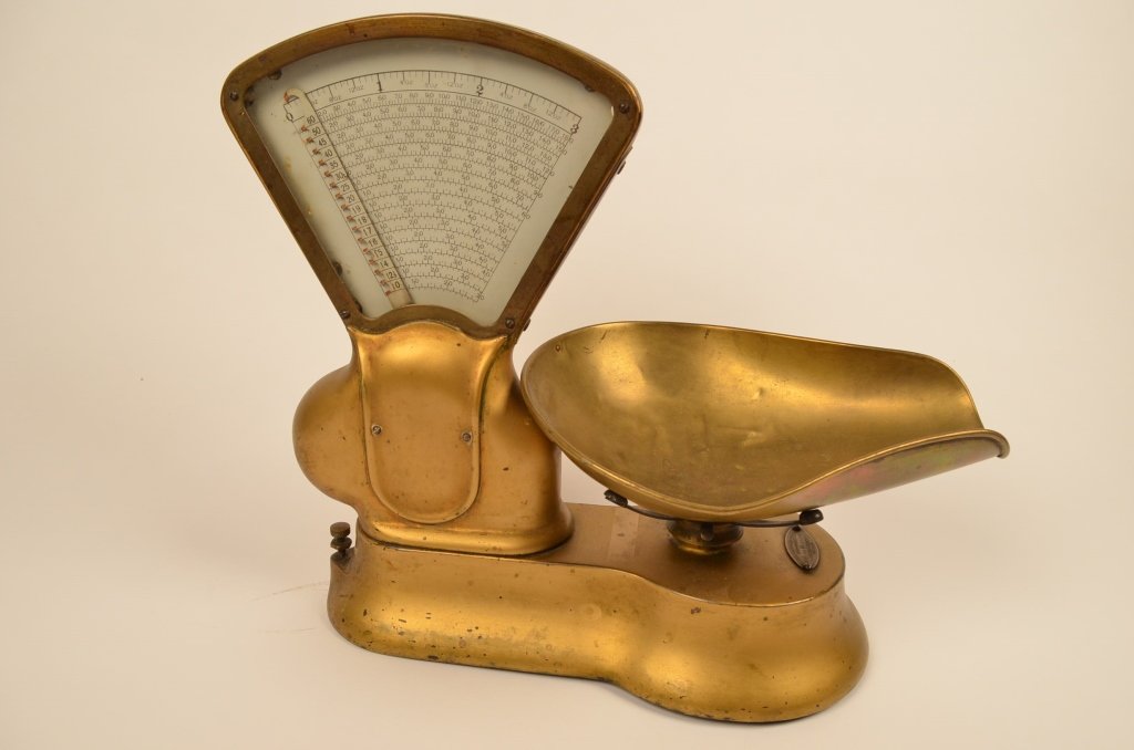Toledo Computing Candy Scale (3lbs.): Contact Pak Mail (260) 637-4809 for shipping quote prior to bidding. Vintage brass computing grocery scale measures 17" W X 14.5" H. Countertop scale was used to weigh candy. Scale can weigh items up