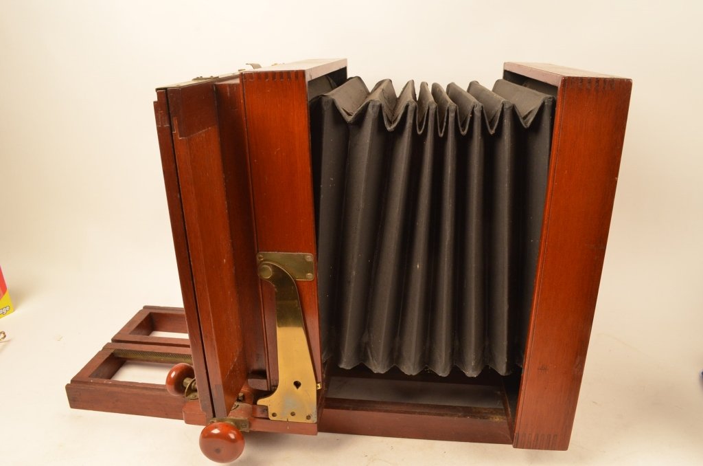 Folmer & Schwing Eastman Kodak Vintage Camera: Contact Pak Mail @ (260) 637-4809 prior to bidding for shipping quote. This is a Century No.4 Folmer & Schwing Division Eastman Kodak camera. Uses 5" X 7" plates. Missing lens. Bellows are in good con