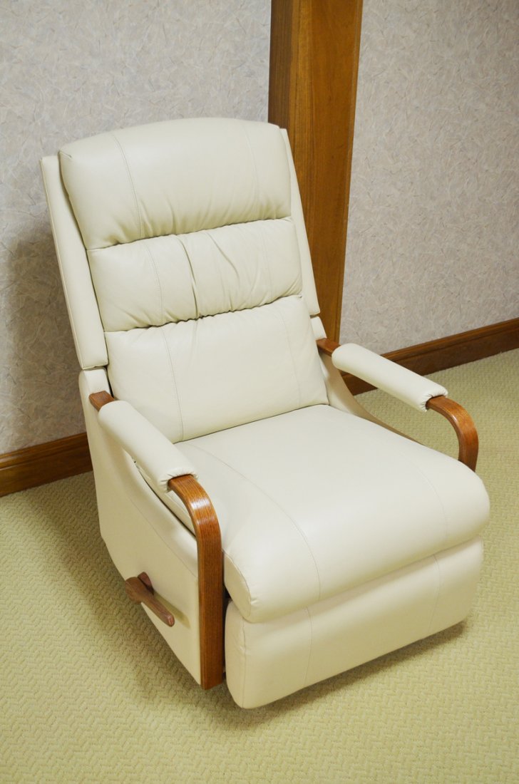 Pair of Matching Leather Rocker Recliners: Winning bidder to contact auction company @ 260-441-8636 to coordinate pickup of chairs. Chairs are located at 515 E. Paulding Rd., Ft. Wayne, IN. Cream leather rocking recliner are in excellent condi