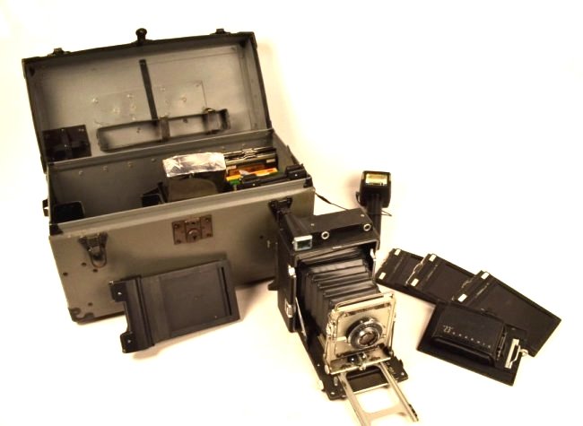 *Graflex Graphic Camera, Film & Roll Holder & Case: Contact our recommended 3rd party for profit shipper Pak Mail at (260) 637-4809 for shipping quote PRIOR to bidding. Scheerer WILL NOT ship this item under any circumstances, no exceptions. Crown Grap