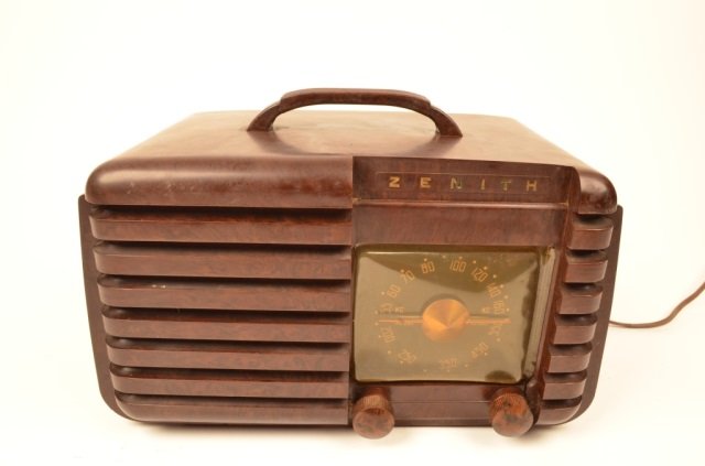 Zenith Bakelite Table Top Radio: FREE SHIPPING ON THIS LOT(continental US only, international bidders contact Pak Mail for shipping quote), buyer to pay $8.99 flat fee for handling, packaging and insurance on EACH INDIVIDUAL LOT (no