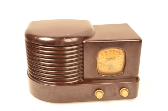 Zenith Bakelite Table Top Radio Model 4K310: FREE SHIPPING ON THIS LOT(continental US only, international bidders contact Pak Mail for shipping quote), buyer to pay $8.99 flat fee for handling, packaging and insurance on EACH INDIVIDUAL LOT (no