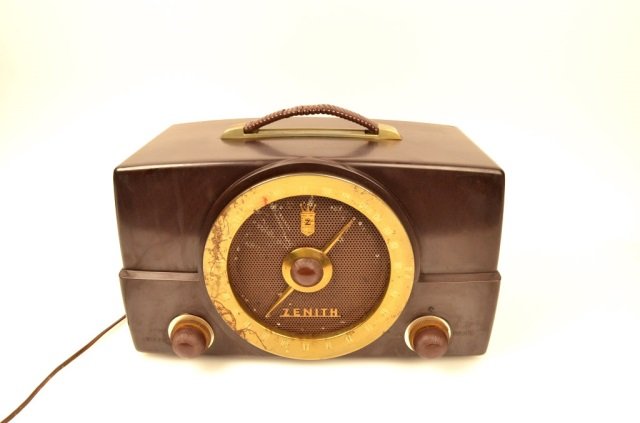 Zenith Bakelite Broadcast Radio: FREE SHIPPING ON THIS LOT(continental US only, international bidders contact Pak Mail for shipping quote), buyer to pay $8.99 flat fee for handling, packaging and insurance on EACH INDIVIDUAL LOT (no