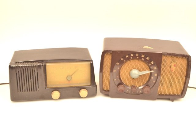 2 Bakelite Radios/ GE & Zenith: FREE SHIPPING ON THIS LOT(continental US only, international bidders contact Pak Mail for shipping quote), buyer to pay $8.99 flat fee for handling, packaging and insurance on EACH INDIVIDUAL LOT (no
