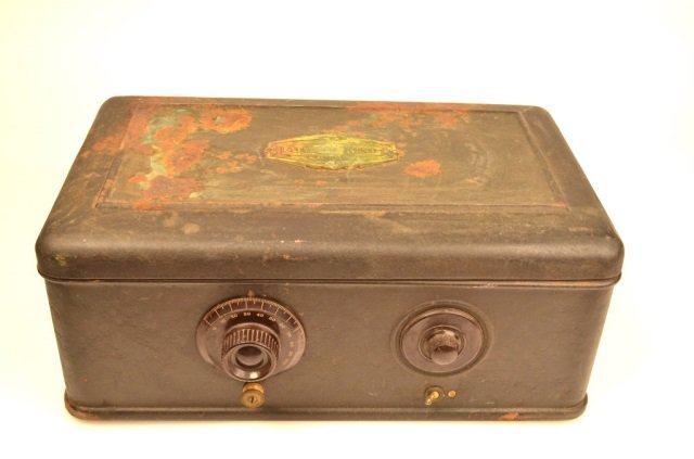 *Atwater Kent Receiving Set Model 37 (7 Tube): Contact our recommended 3rd party for profit shipper Pak Mail at (260) 637-4809 for shipping quote PRIOR to bidding. Scheerer WILL NOT ship this item under any circumstances, no exceptions. Metal hous