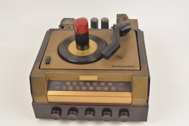 *1950's RCA Victor AM/FM Stereo Record Player: Contact our recommended 3rd party for profit shipper Pak Mail at (260) 637-4809 for shipping quote PRIOR to bidding. Scheerer WILL NOT ship this item under any circumstances, no exceptions. Came out o