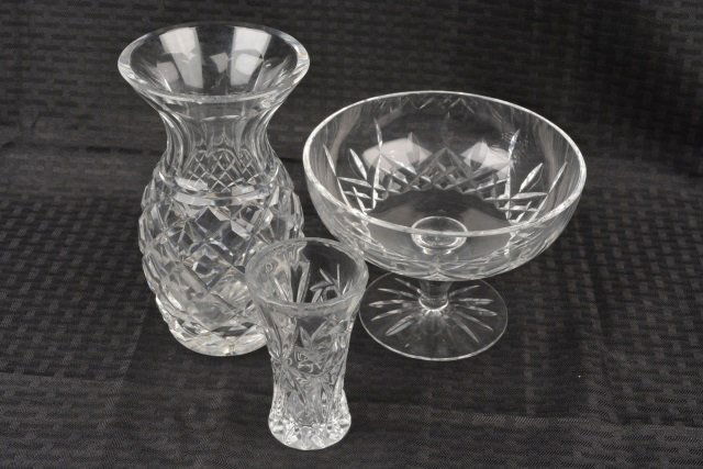 * Waterford Crystal Pedestal Bowl & (2) Vases: Contact our recommended 3rd party for profit shipper Pak Mail at (260) 637-4809 for shipping quote PRIOR to bidding. Scheerer WILL NOT ship this item under any circumstances, no exceptions. (1) Crysta