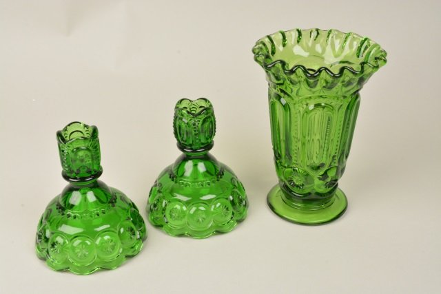 *L.E. Smith Green Candlesticks & Fluted Vase: Contact our recommended 3rd party for profit shipper Pak Mail at (260) 637-4809 for shipping quote PRIOR to bidding. Scheerer WILL NOT ship this item under any circumstances, no exceptions. Vintage L.