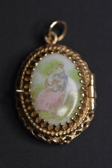 14K Gold Cameo Locket (1 of 5)