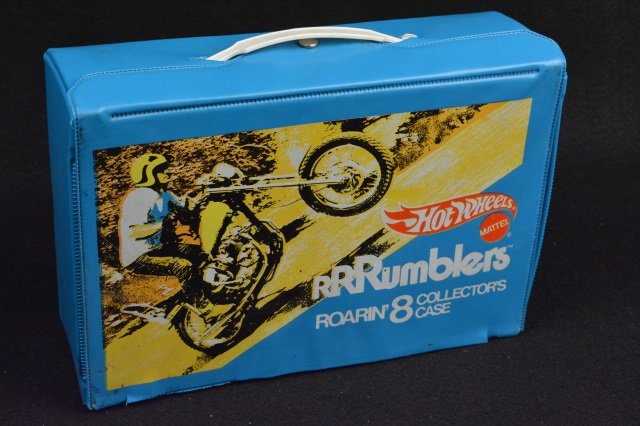 *Hot Wheels Rumblers Roarin' 8 Collector's Case: Hot Wheels Vintage Rumblers Roarin' 8 Collector's Case. Comes w/ (3) Custom Cars. Snap latches securely. Long tear on back vinyl near hinge. Overall very good condition. Snake & Mongoose Custom Dairy