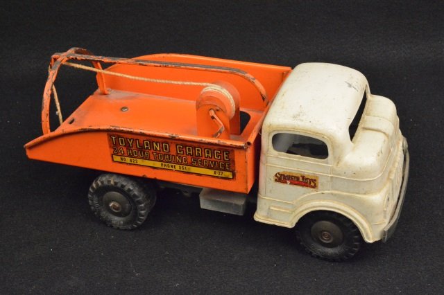 *Vintage Structo Toyland Garage Tow Truck (1 of 4)