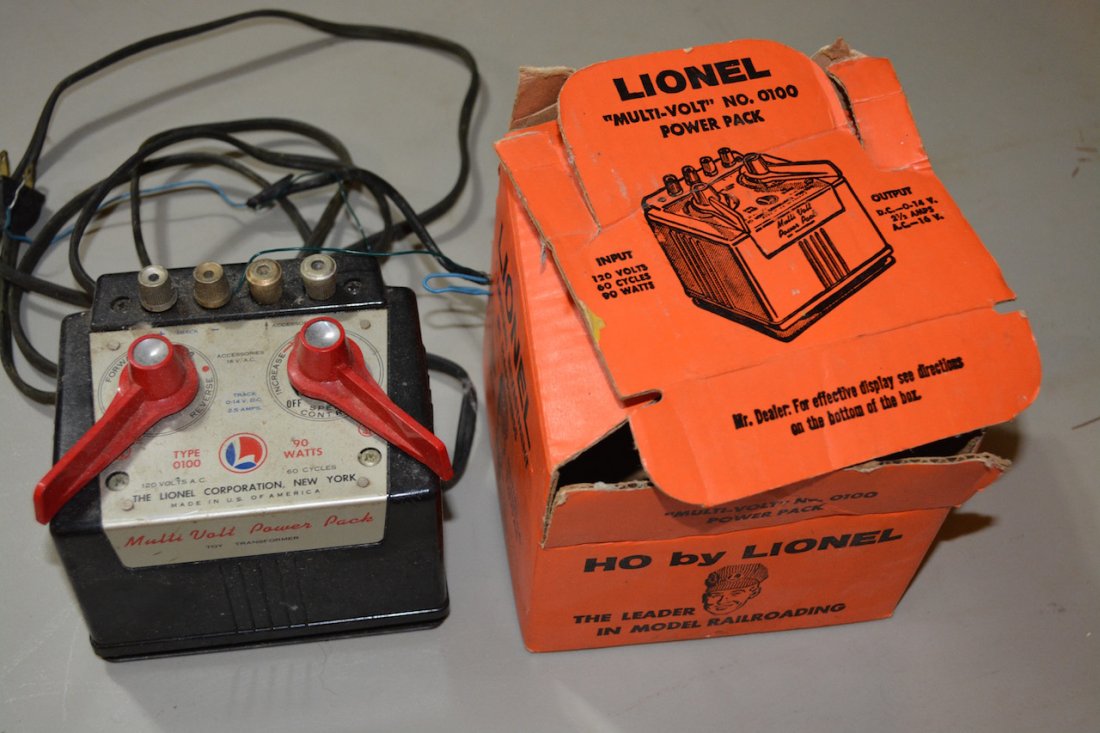 Lionel Multi-Volt 90 Watts Transformer No. 10100 (1 of 4)
