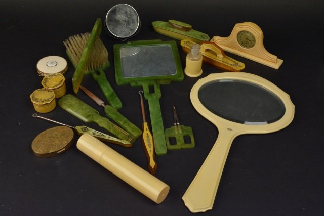 Large Lot of Ladies Vanity Items (1 of 7)